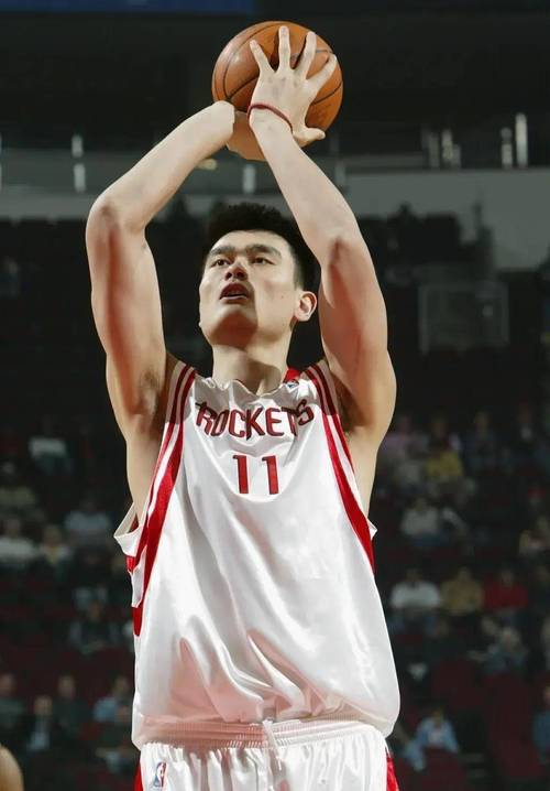 02年男篮世锦赛回顾：姚明仅得10分，中国不敌美国(02男篮世锦赛中国队数据)