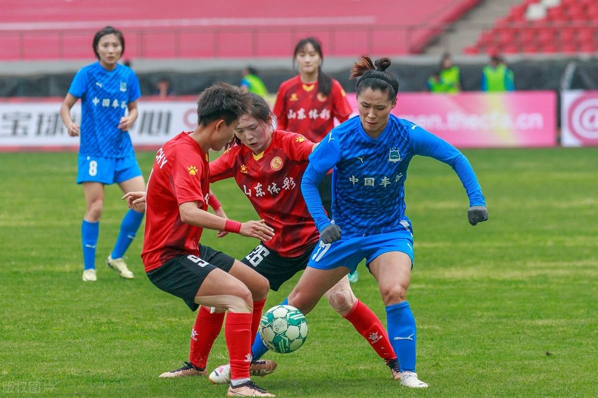 九游体育官网-优秀女足运动员备战关键比赛(女足事迹)